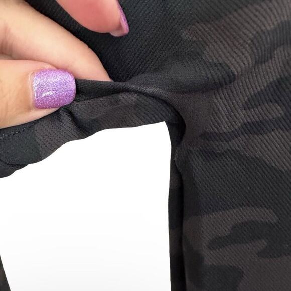 SPANX Look At Me Now Leggings In Black Camo Medium - Picture 4 of 8